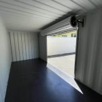 Contentor Marítimo 20 Pés Novo com Porta de Enrolar Lateral – Bege (Viagem Única)