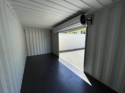 Contentor Marítimo 20 Pés Novo com Porta de Enrolar Lateral – Bege (Viagem Única)