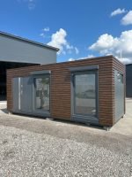 Módulo Habitável Pré-fabricado 21m² (7x3m) – Acabamento Madeira Nogueira e Casa de Banho com Banheira