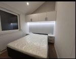 Nova Casa Móvel 10x4m "Modelo II" – Telhado 30° com Aquecimento Híbrido e Lareira a Pellets (Sob Encomenda) - Image 10