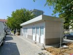 Monobloco de Serviços "Urban Prestige" 10x3m – Acabamento HPL e Telhado Duplo (Casas de Banho Múltiplas + Acessível) - Image 6