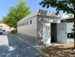 Monobloco de Serviços "Urban Prestige" 10x3m – Acabamento HPL e Telhado Duplo (Casas de Banho Múltiplas + Acessível) - Image 8