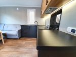 Casa Móvel "Samos 2" 10x3,5m – Design Moderno com 3 Quartos (Cozinha Preta Mate & Madeira) - Image 3
