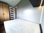Casa Móvel "Samos 2" 10x3,5m – Design Moderno com 3 Quartos (Cozinha Preta Mate & Madeira) - Image 2
