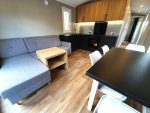 Casa Móvel "Samos 2" 10x3,5m – Design Moderno com 3 Quartos (Cozinha Preta Mate & Madeira) - Image 4