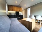 Casa Móvel "Samos 2" 10x3,5m – Design Moderno com 3 Quartos (Cozinha Preta Mate & Madeira) - Image 11