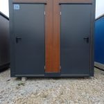 Contentor Sanitário Duplo 2.5m x 2m – 2 Entradas Independentes (WC + Duche) – Isolado