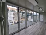 Monobloco Escritório de Vendas "Glass" 12x2,5m – Vidraça Panorâmica e Isolamento 100mm (Climatizado) - Image 6