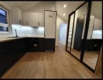 Nova Casa Móvel 10x4m "Modelo II" – Telhado 30° com Aquecimento Híbrido e Lareira a Pellets (Sob Encomenda) - Image 11
