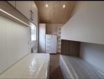 Casa Móvel "Reale II" 12x4m – Telhado a 30° com Salamandra a Pellets e Teto em Madeira (3 Quartos) - Image 2
