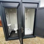 Contentor Sanitário Duplo (WC + Duche) – Cinzento Antracite RAL 7016 (Entradas Separadas)