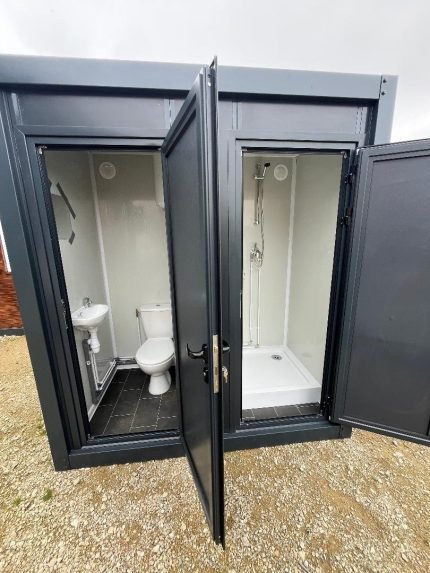 Contentor Sanitário Duplo (WC + Duche) – Cinzento Antracite RAL 7016 (Entradas Separadas)